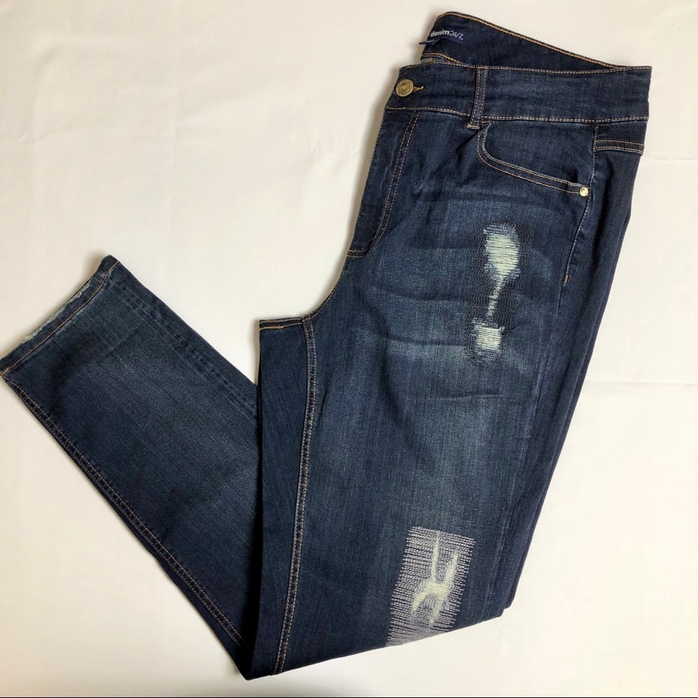 Women’s Denim 24/7 jeans dark wash w/stitched hole